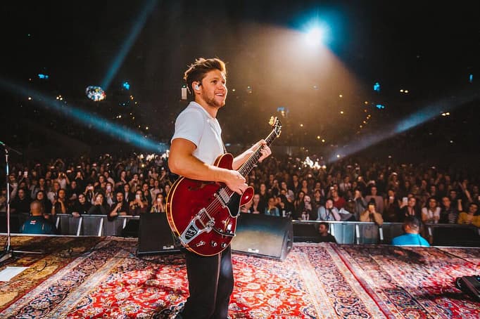 Ya sea eléctrica o acústica, Niall Horan siempre está acompañado de una guitarra en el escenario.