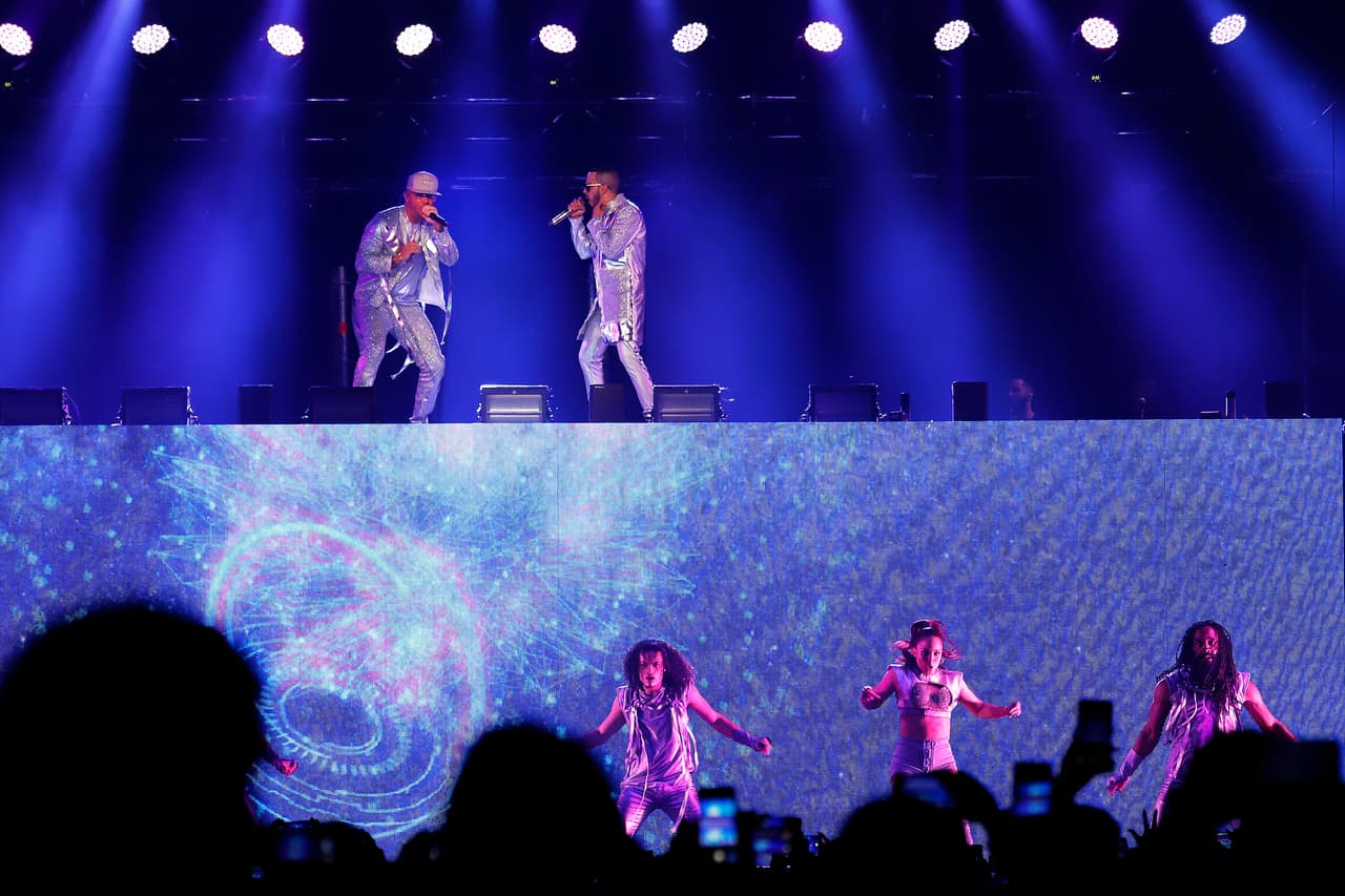 El grupo compartió con los asistentes su agradecimiento por el apoyo y por la espera. Incluso grabaron con su celular a los miles de seguidores que corearon a todo pulmón canciones como "Teléfono".