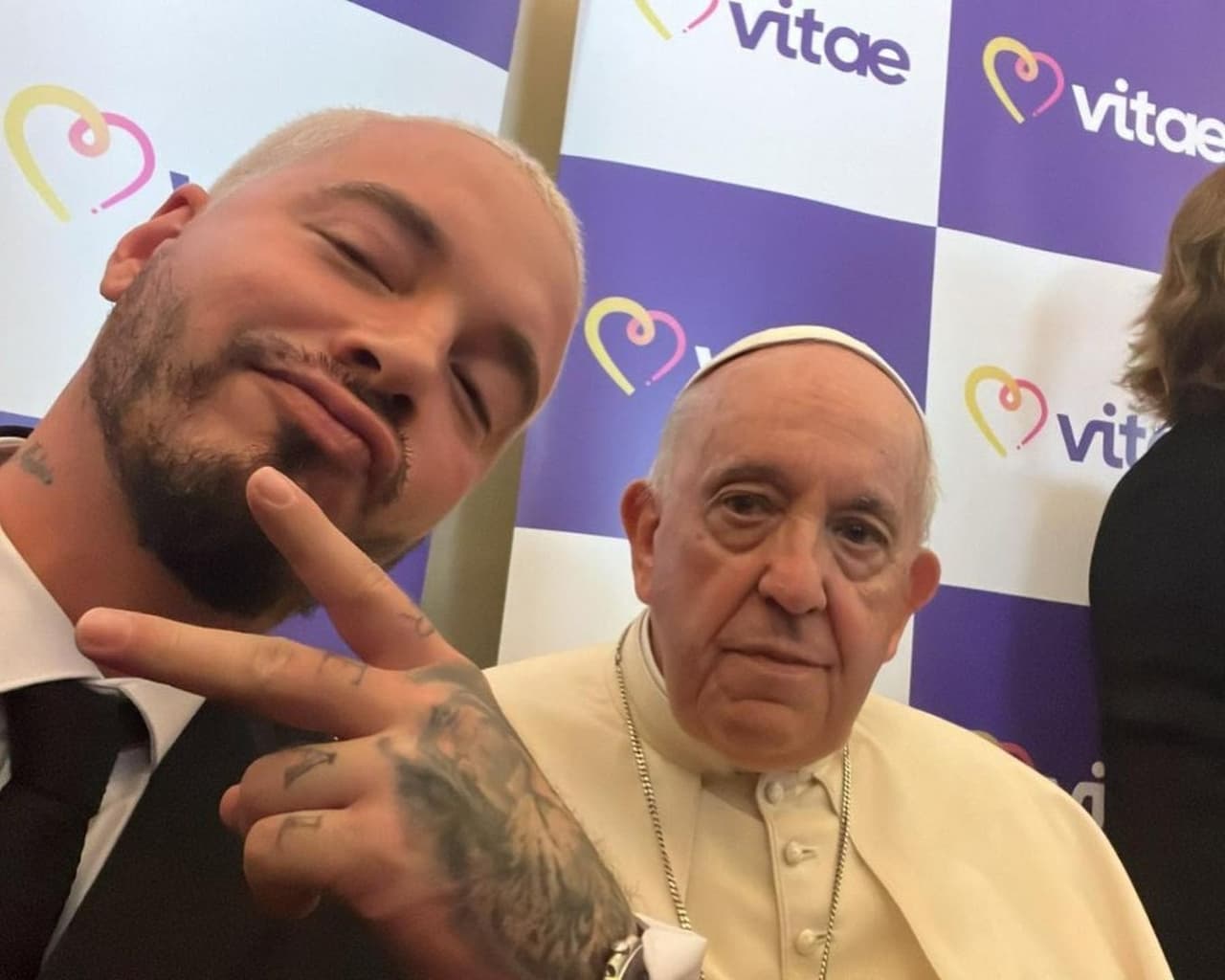 El Papa Francisco invitó a J Balvin y lo llamó "travieso".