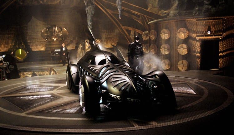 En “Batman Forever” (1995) los productores de la cinta intentaron cambiar el tono oscuro de las cintas de Tim Burton por algo mucho más familiar y enfocado en los niños. Así nació este auto, con un diseño extravagente, luces neón y alerones en forma de alas de murciélago.