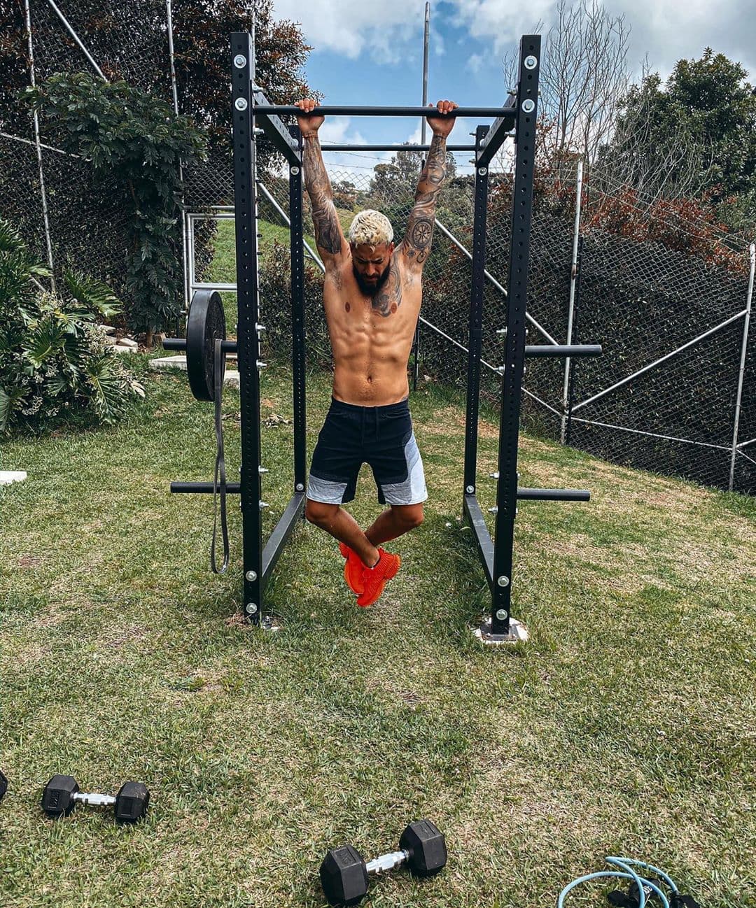 El cantante suele deleitar a sus más de 50 millones de followers con fotos que muestran su torso marcado. Algunos de los ejercicios que hace incluyen levantamiento de pesas y tubos.