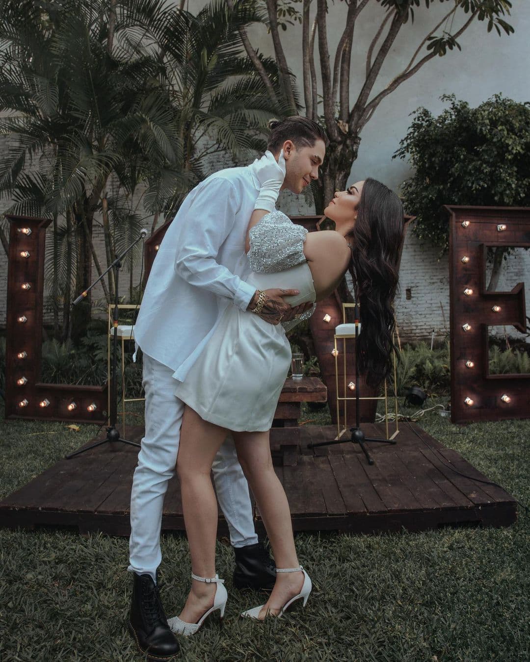 “Te elegí́ una vez y lo haría mil veces más, gracias por estar ahí́ para mí en todo momento por hacerme la mujer más feliz del mundo y enseñarme tantas cosas, TE AMO MI AMOR ❤️ marido y mujer de nuevo”, escribió Kimberly junto a una serie de imágenes en las que aparece ella con su nuevo esposo.
<br>