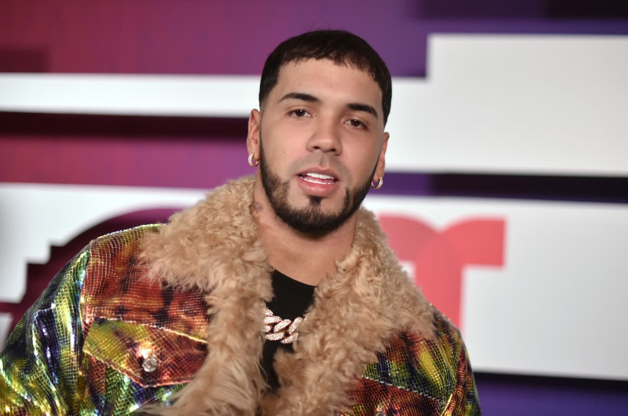 Anuel AA llegará al escenario principal para prender este evento. El cantante tiene colaboraciones con algunos de los invitados, así que seguramente volverá a subir para sorprendernos durante las presentaciones de otros artistas.