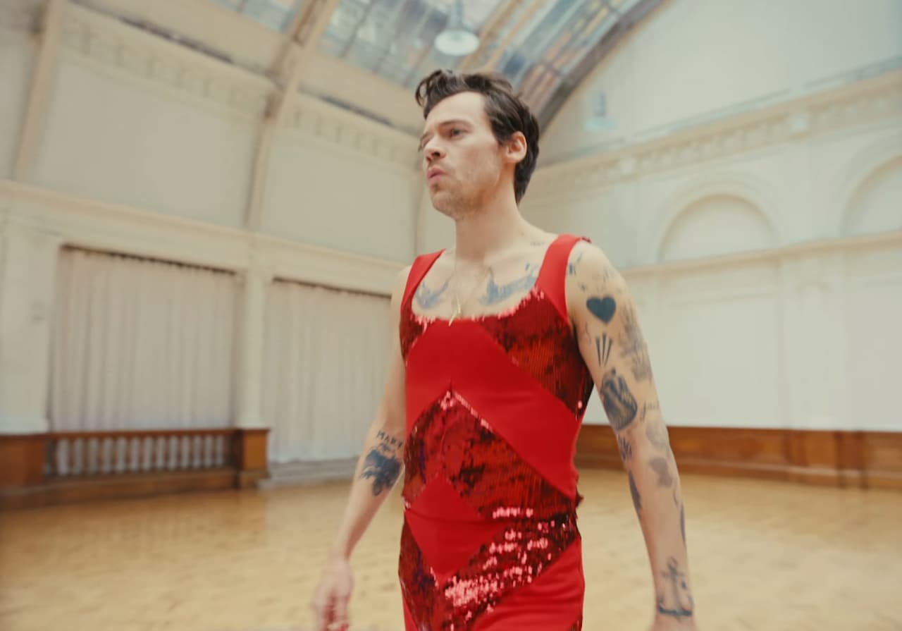 Se revela el misterio detrás de la niña que habla al inicio del nuevo video de Harry Styles.