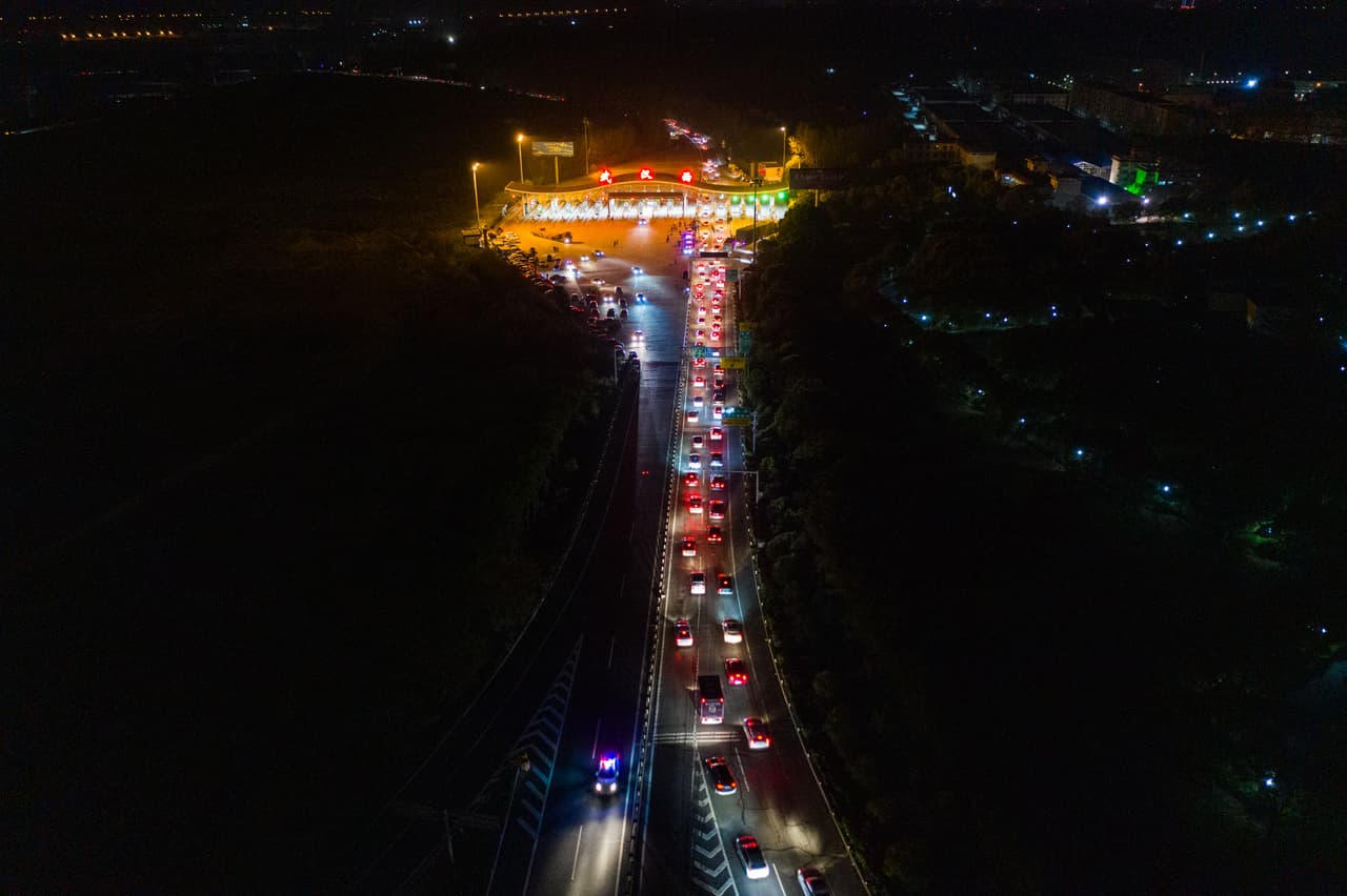 Las principales vías de transporte están llenas de autos con gente queriendo llegar a sus destinos tras el encierro para evitar el contagio.
