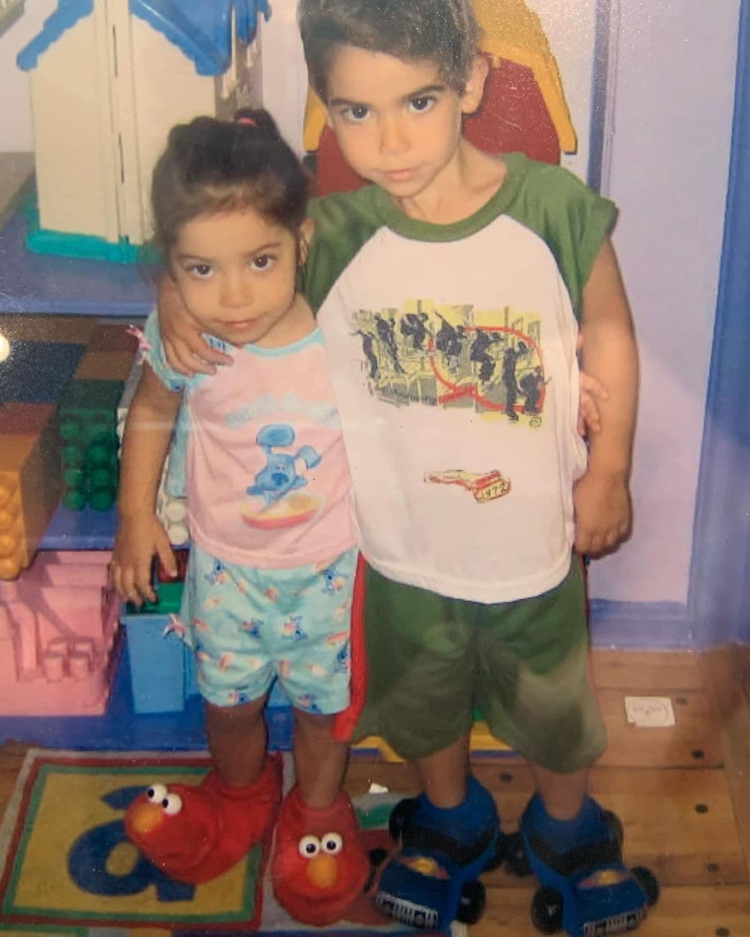 En todas las fotos aparece abrazando a su hermana, mostrando lo mucho que la quería. Incluso en las que sale con cara de “enojado’ pero adorable, como esta imagen.
<br>