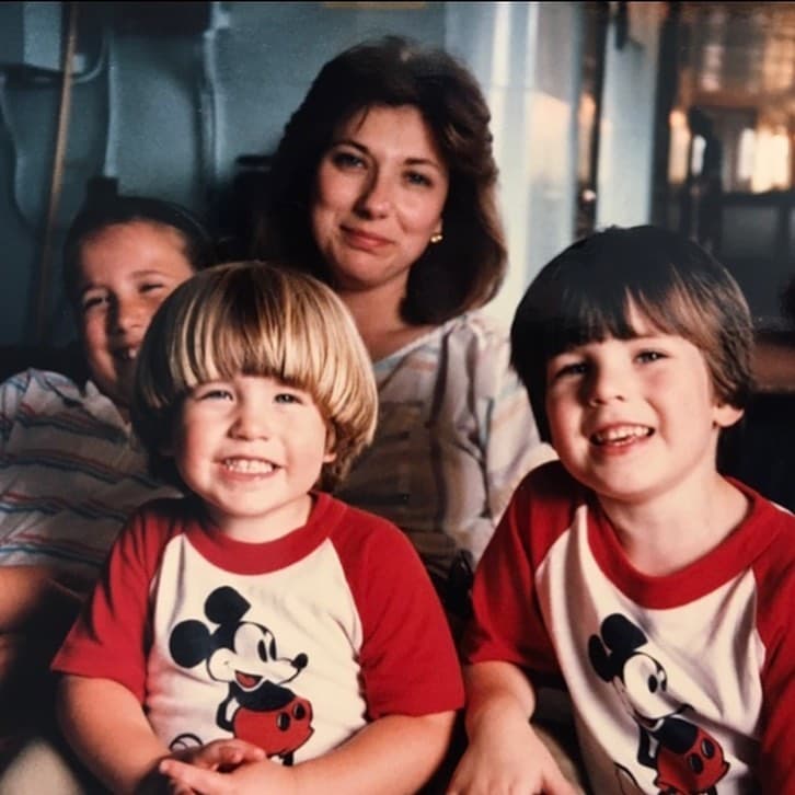 Para dar a conocer cómo fue su infancia, el actor nacido el 13 de junio de 1981 en Boston, Estados Unidos, ha compartido algunas fotos en las que aparece junto a sus hermanos, su mamá y el resto de su familia.