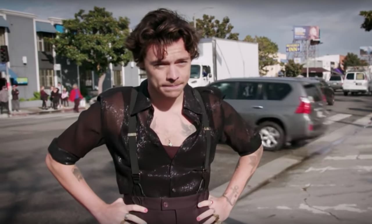 Otro programa en el que fue conductor e invitado musical, fue en el 'Late Late Show with James Corden', ahí improvisó un concierto en la calle, mientras los coches esperaban que la luz del semáforo cambiara. El estilo de los pantalones altos con camisa abierta y tirantes regresó para esa presentación. Este conjunto en tonos oscuros también es Gucci.