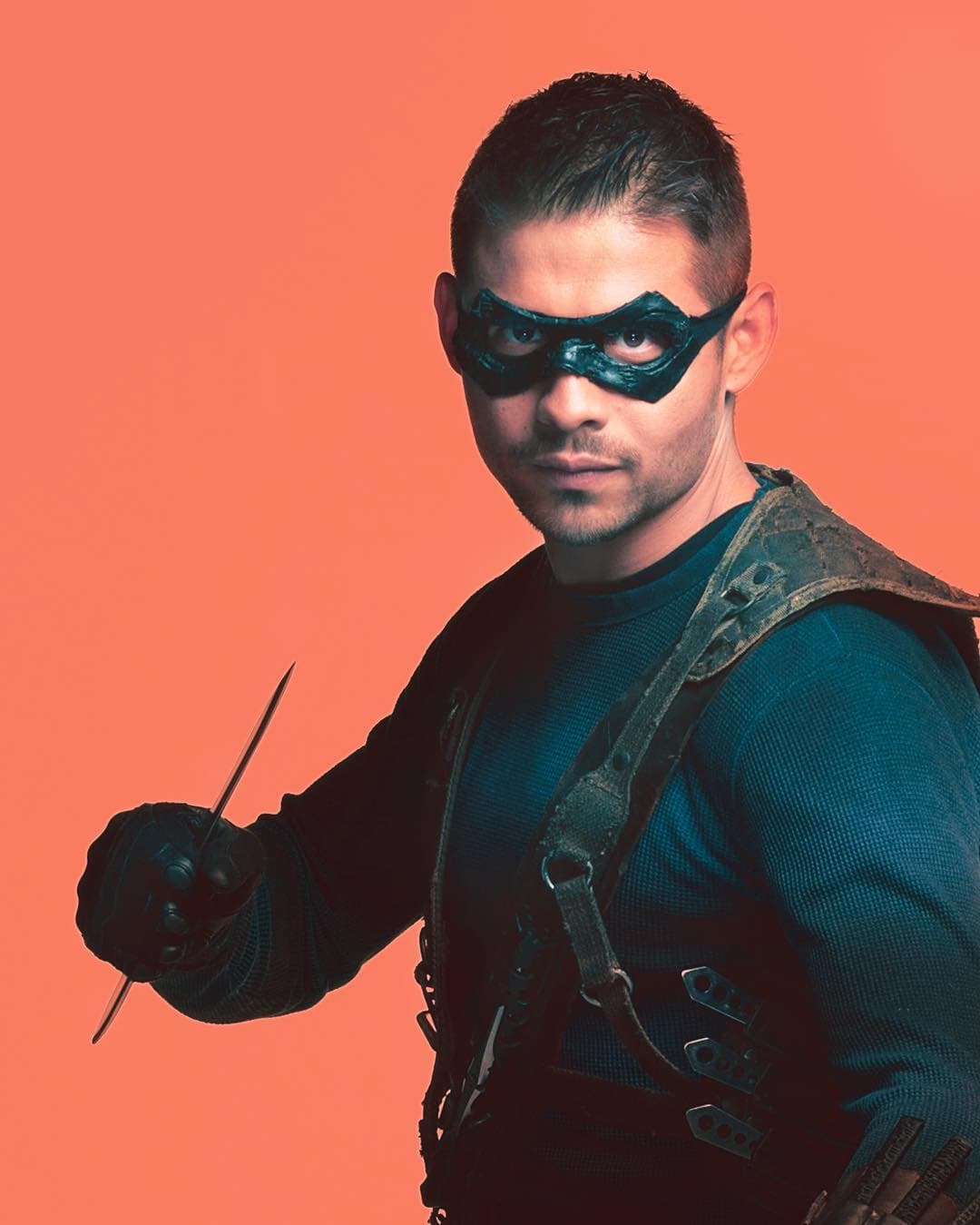 En la primera temporada vemos a Número dos usando colores oscuros, un corte de cabello militar y el antifaz que era parte del uniforme de The Umbrella Academy. Diego portaba siempre sus cuchillos y armas a la vista de todos, sobre todo cuando estaba con el "modo superhéroe activado".