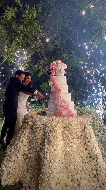 Otro detalle que no pudo faltar fueron las flores, que se lucieron especialmente en un pastel que se acomodó sobre una instalación llena de rosas blancas.