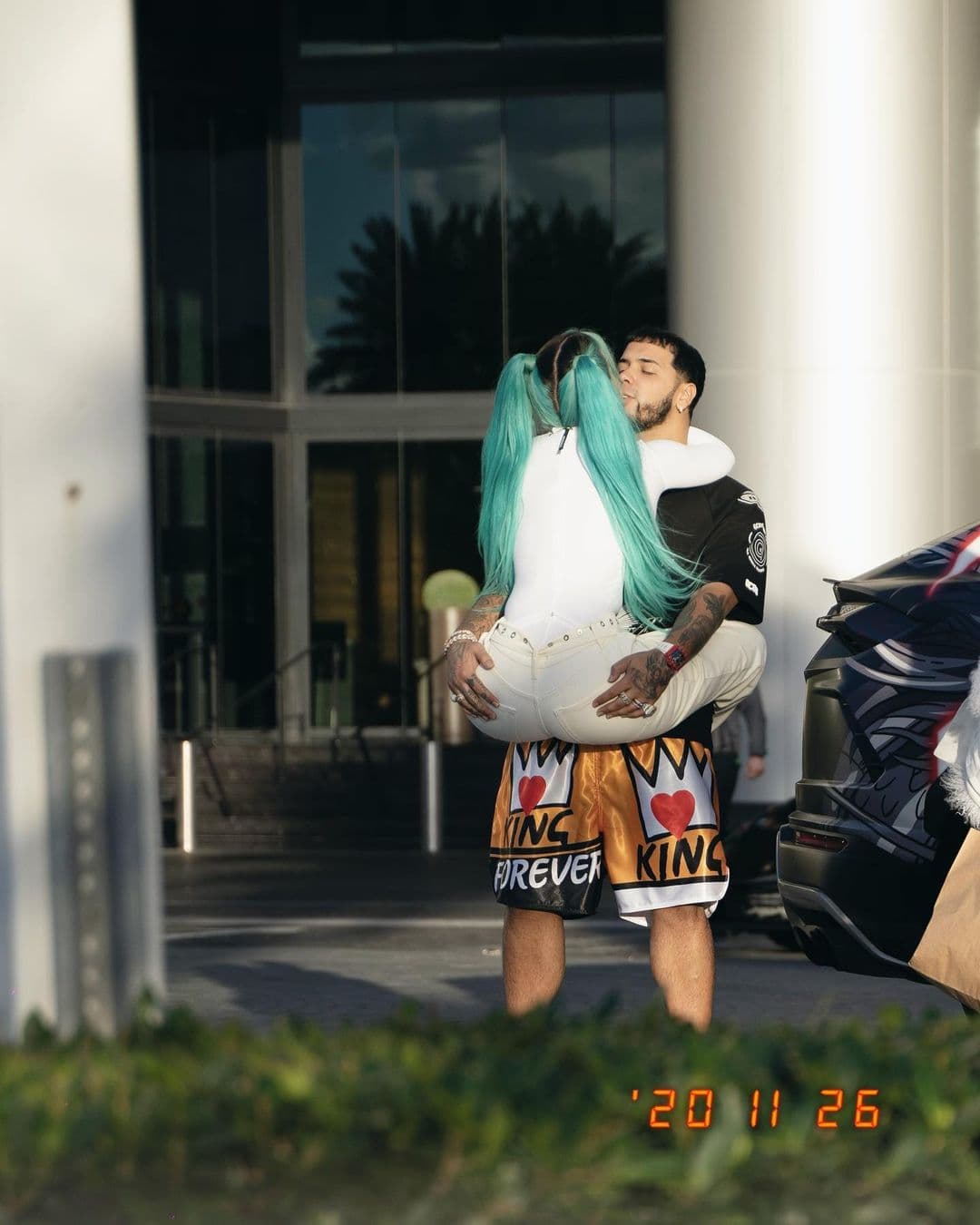 Actualmente, a pesar de los rumores de su ruptura, mantiene una relación con Karol G, misma con la que acaba de celebrar su cumpleaños número 28.
<br>