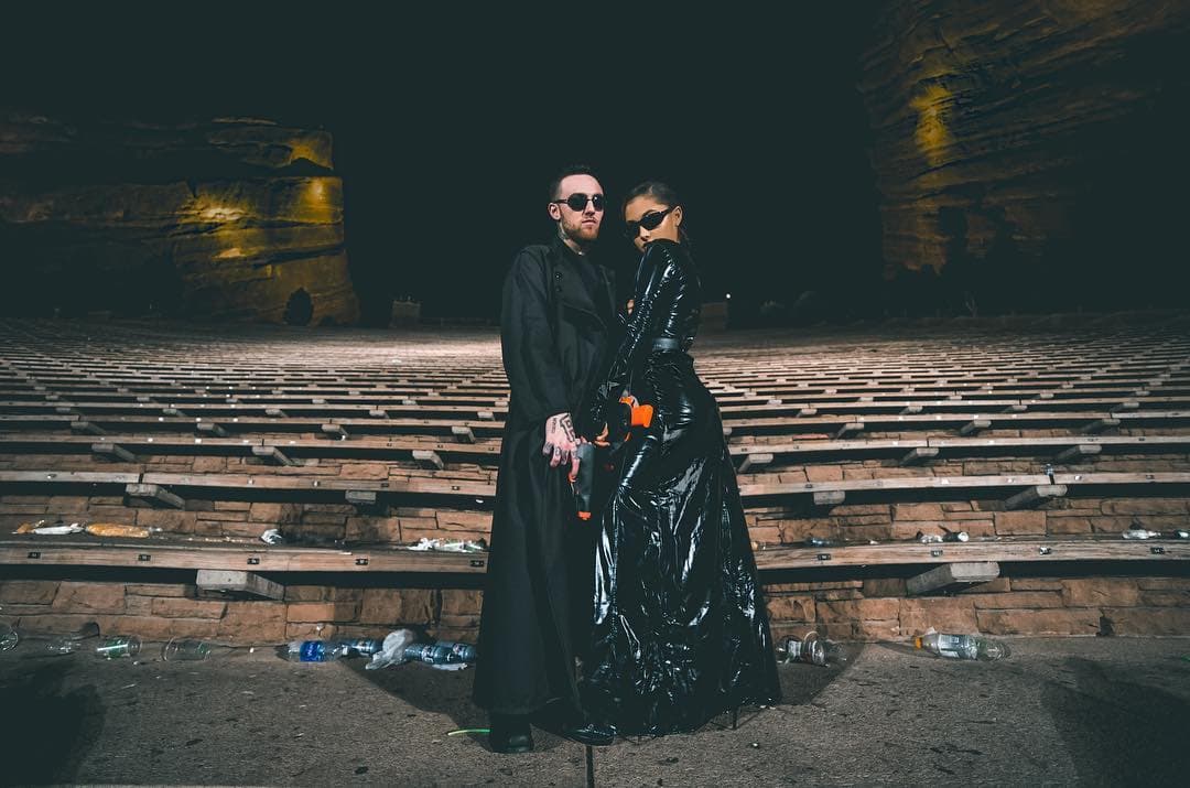 Pero una vez que llegaban las fechas de octubre, Mac y Ariana se transformaron en 'Neo' y 'Trinity' de la saga de 'Matrix'.