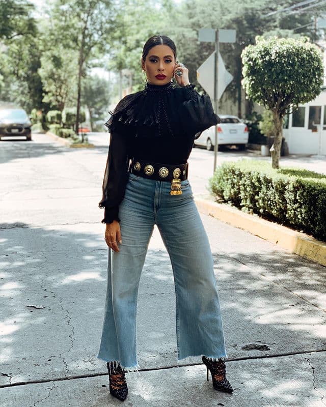 Hoy en día, la moda de llevar pantalones acampanados está regresando poco a poco.