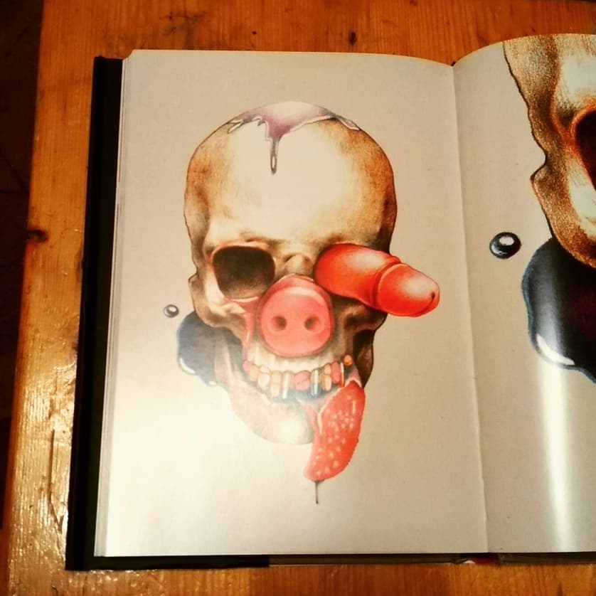 Es común que el artista se enfoque en el ámbito sexual, y así como lo hace con la música de Rammstein, también lo plasmó en su libro.