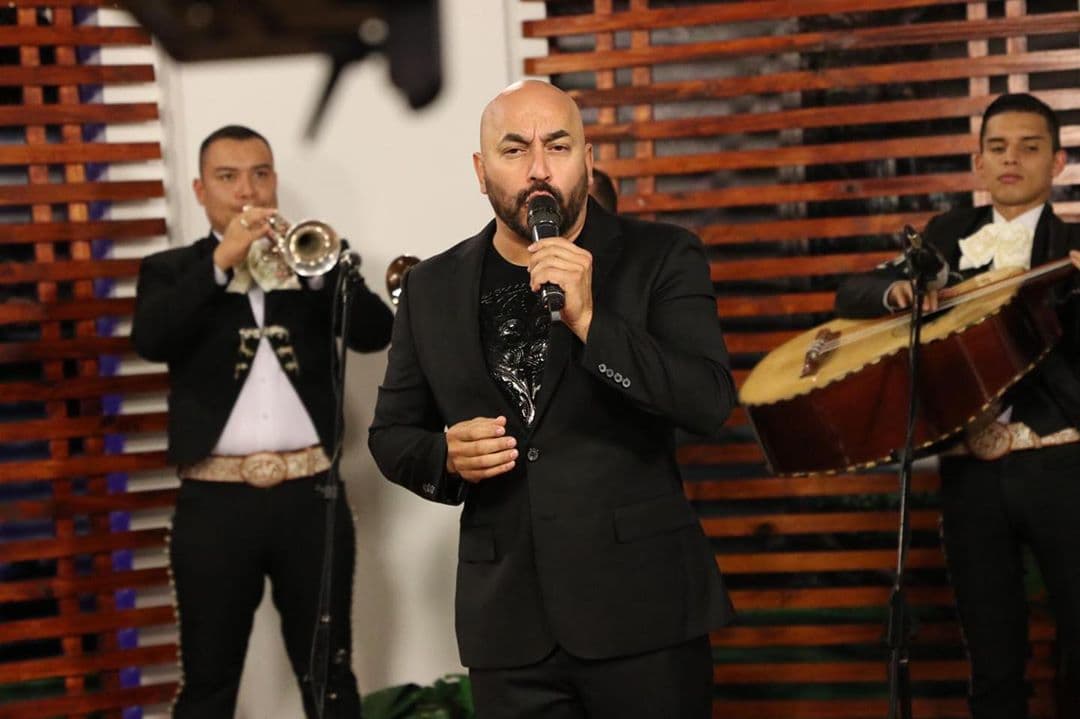 Lupillo Rivera y Belinda estuvieron pasando mucho tiempo juntos debido a que trabajaron en un reality musical mexicano; incluso el cantante se tatuó el rostro de Beli en el brazo, provocando que se pensara que tenían una relación.
<br>
<br>Aunque Belinda no habló del tema, Lupillo ha reiterado en numerosas ocasiones que es una de las mujeres a las que más ha amado y que su corta relación fue muy especial para él.