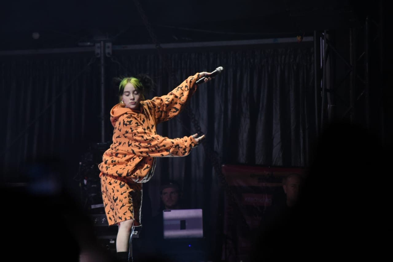 La cantante de 17 años interpretó por primera vez en vivo su nueva canción "everything i wanted".