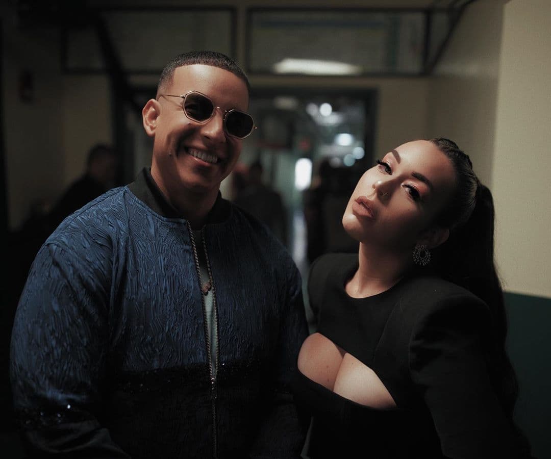Es extraño cómo algunos hijos o hijas de celebridades parecen heredar el gen de la fama y emulan lo hecho por sus padres. Esta es la historia de Jesaaelys, la hija de Daddy Yankee.