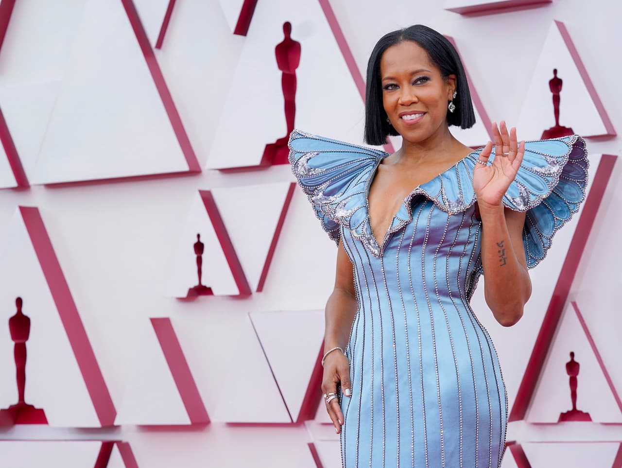 Regina King deslumbro a todos con su vestido azul de Louis Vuitton.
<br>