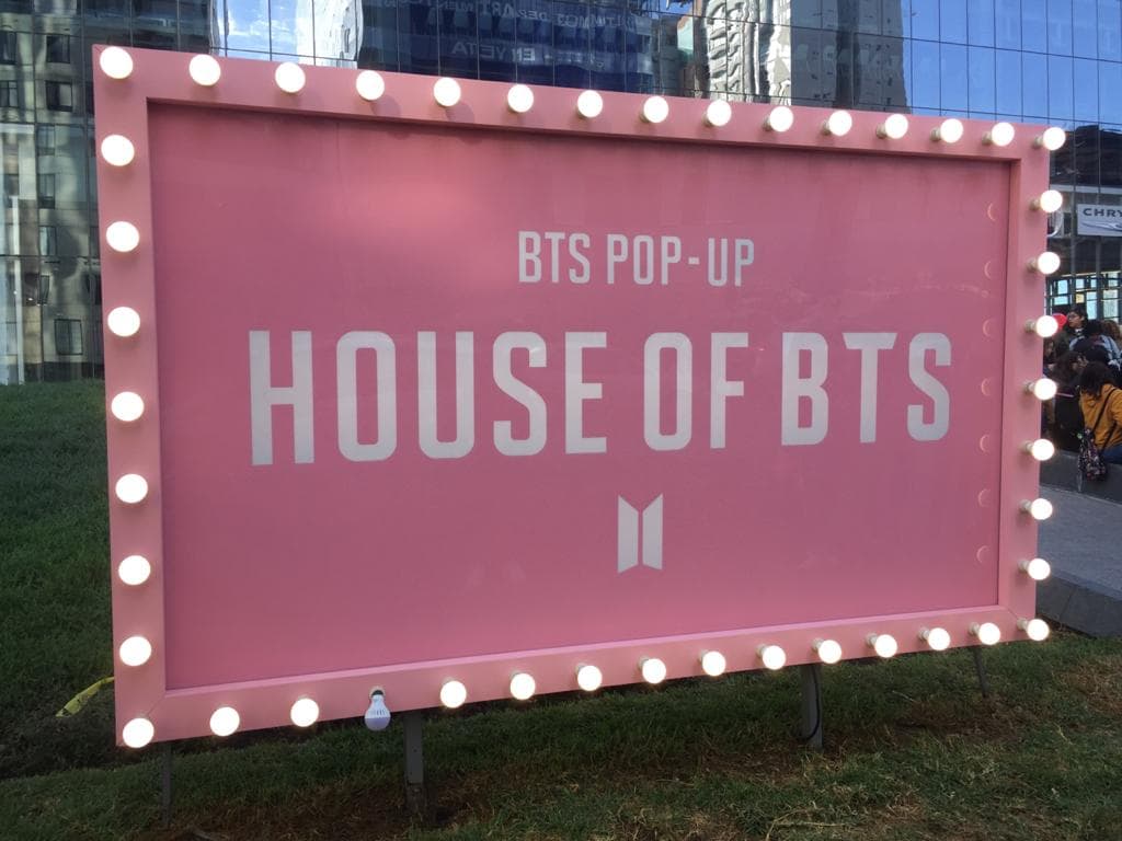 La tienda BTS Pop-Up: House of BTS abrió a las 8:00 del viernes 13 de diciembre.