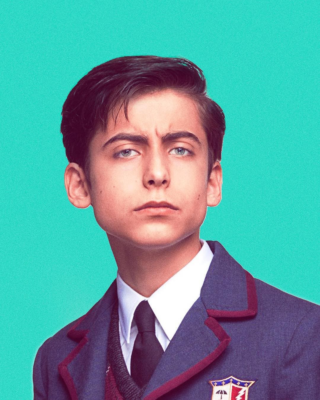 Número cinco aparece con el uniforme de The Umbrella Academy a lo largo de toda la primera temporada. Bien peinado y siempre limpio, a pesar de que constantemente se ve involucrado en luchas que terminan en lluvias de sangre.