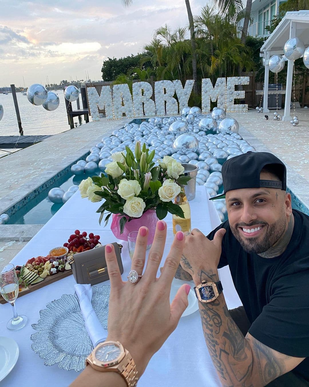 De acuerdo a lo que reveló Nicky Jam, mientras el Covid-19 no tenga cura, no llevarán a cabo la ceremonia porque ambos tienen familiares que son parte de la población vulnerable.
<br>
<br>“No hay prisa, el amor no es una boda. El amor es dos corazones que se aman. Lo tenemos en pausa, pero tan pronto la vida vuelva a la normalidad sacamos una fecha", dijo el artista de reggaetón para la revista People.
<br>