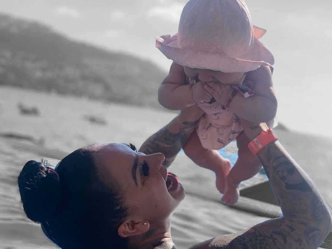 A pesar del nuevo compromiso maternal que la artista ha adquirido, se ha mantenido constante con su carrera, al cual además de hacer show por fuera, sigue creciendo dentro de la programación de Telehit.