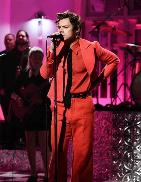 En otra de sus presentaciones, el ex integrante de One Direction apareció vestido de rojo de pies a cabeza, agregando solo algunos detalles en negro; todo esto sin perder el estilo vintage, ni su amor por Gucci.