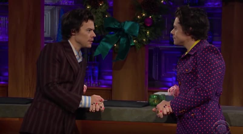 Ahí mismo, Harry Styles, el conductor invitado, entrevistó a Harry Styles, el invitado musical. Con un par de trajes Gucci, contrastando por completo entre ellos y con las camisas que llevaban, ambos volvieron a presumir su inspiración en la época de los 70.