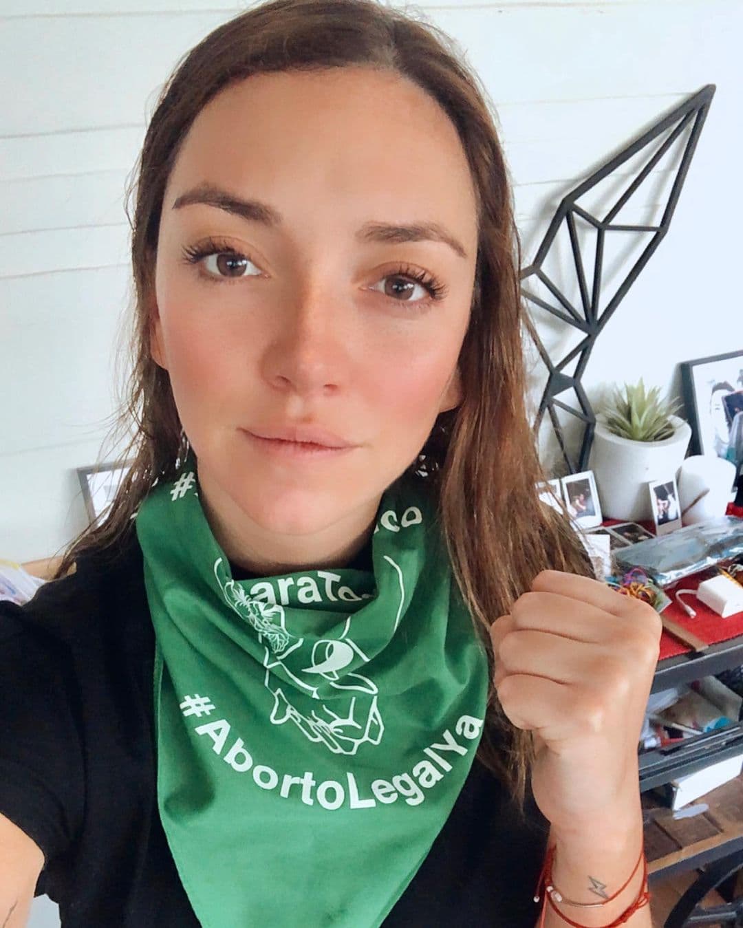 Y esta no fue la primera vez que usó su posición para denunciar algún hecho que le parece injusto. Es común que a través de sus redes sociales envíe mensajes de igualdad, sin importar que pierda seguidores en Instagram, como aquella vez que portó un pañuelo verde, mostrando su apoyo para que se legalice la opción de abortar en México.