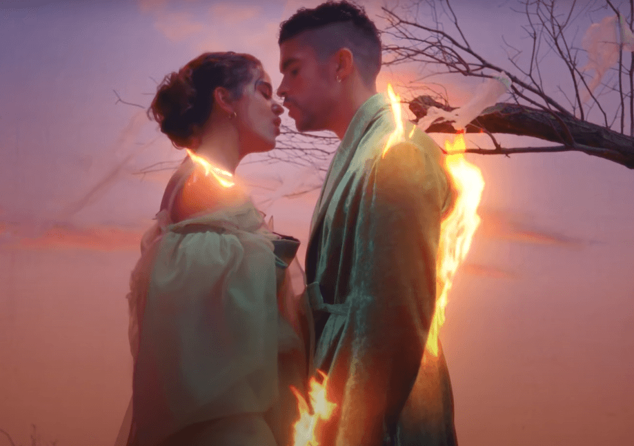 Bad Bunny y Rosalía, a punto de besarse en el fogoso video musical de ‘La Noche de Anoche'