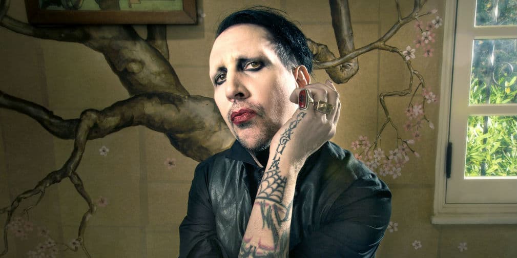 9. Marilyn Manson: Un guardia de seguridad reveló que el cantante frotó sus partes íntimas contra su cabeza.