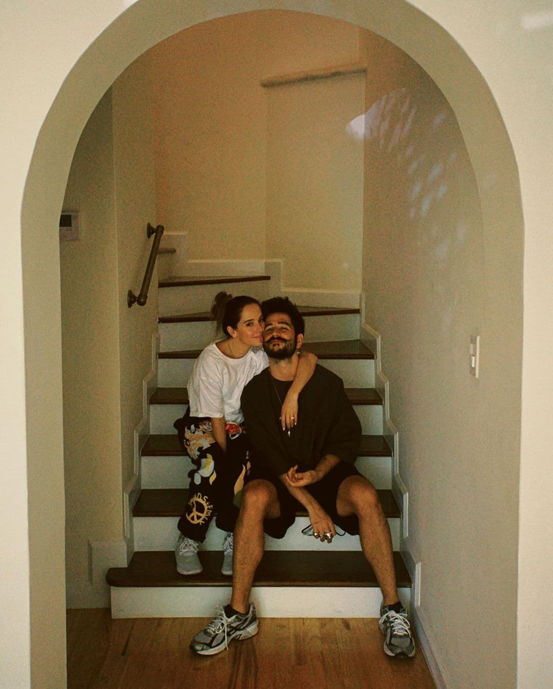 Esto lo celebraron junto a todos sus fans, quienes han sido parte de cada momento de su bella historia y la mostraron a través del nuevo video musical de Camilo, “Vida de Rico”.
<br>