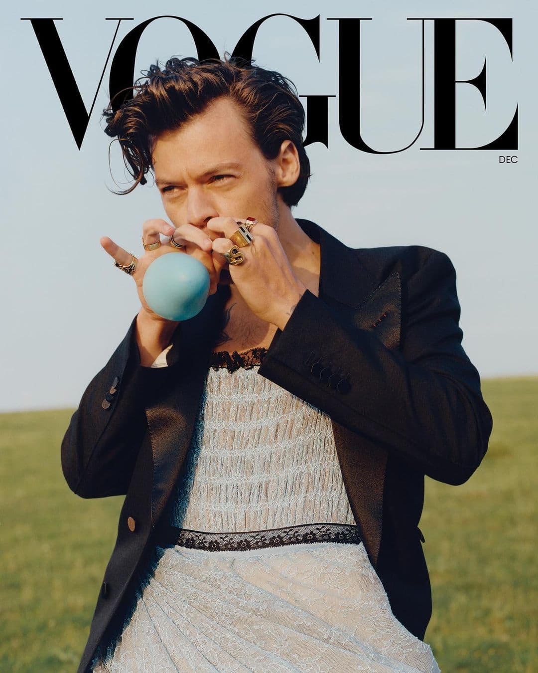 Harry Styles puso en evidencia, una vez más, su amor por la moda con esta portada para Vogue. El británico se convirtió en el primer hombre en posar en solitario para la portada de la revisa en 128 años. Con un vestido azul de la colección de otoño 2020 de Gucci.