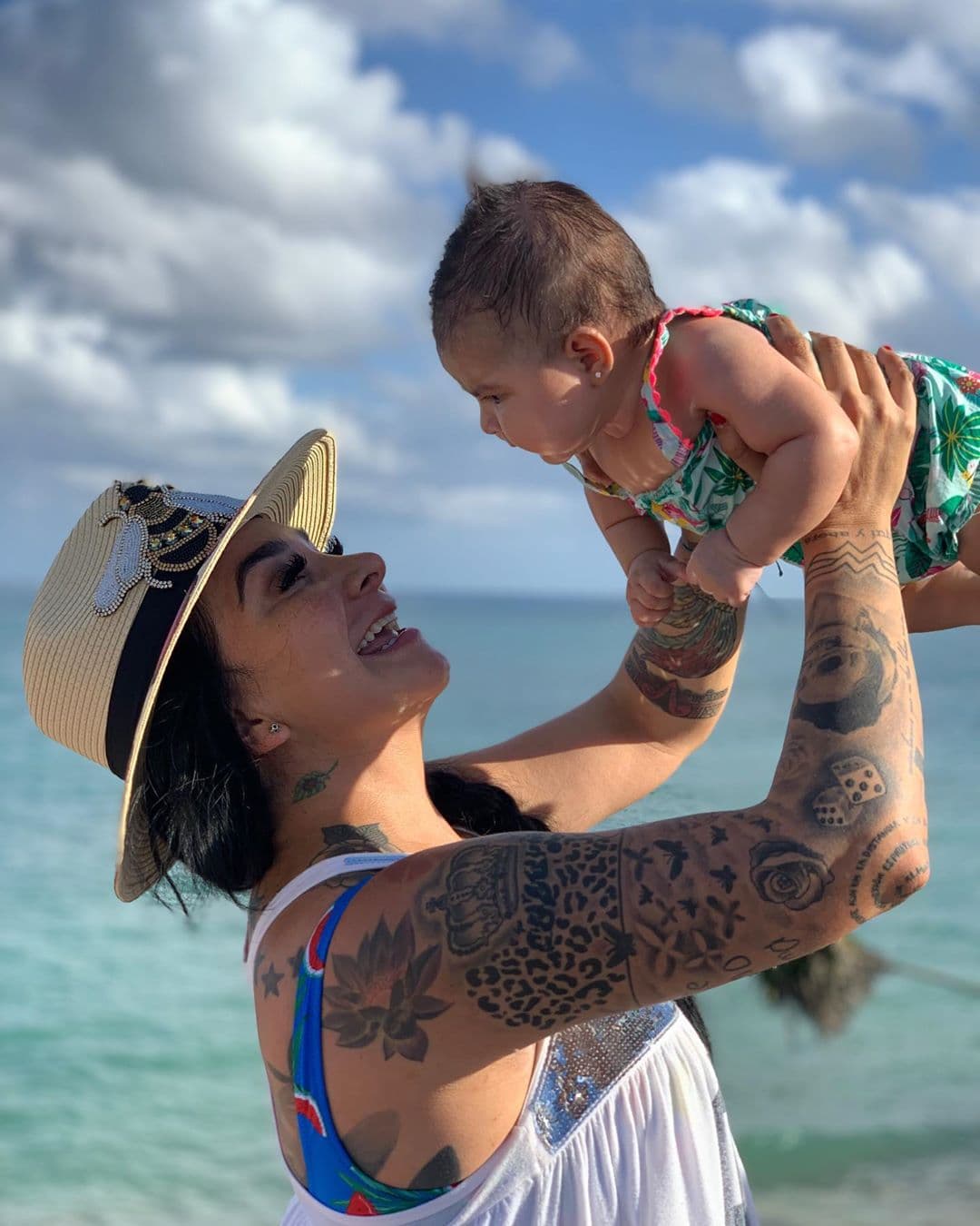 La bebé ya vivió su primera visita a la playa.