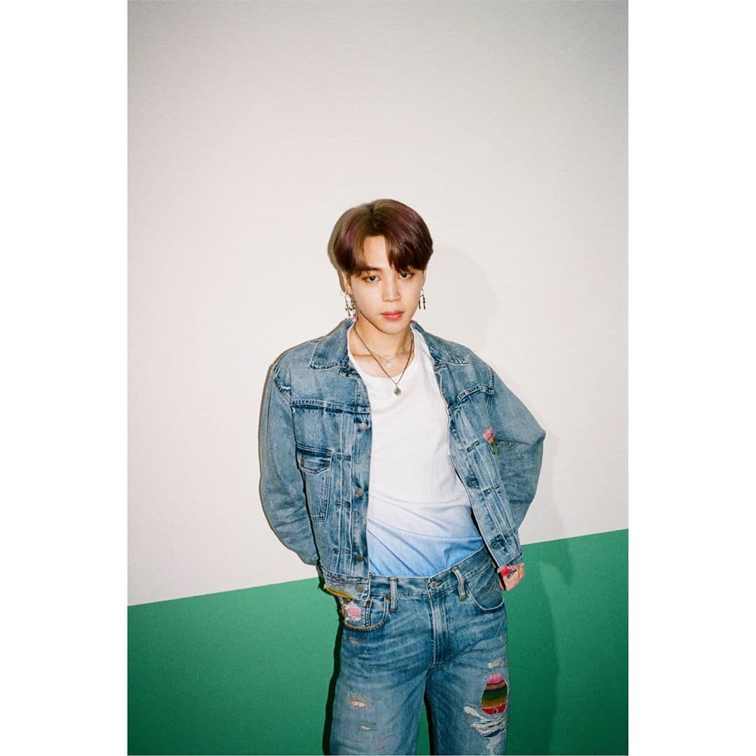 Además, a través su nueva música, BTS busca llevar un poco de alivio a todos sus seguidores que han sufrido durante esta pandemia provocada por el coronavirus. Jimin posa con un look de mezclilla casual.