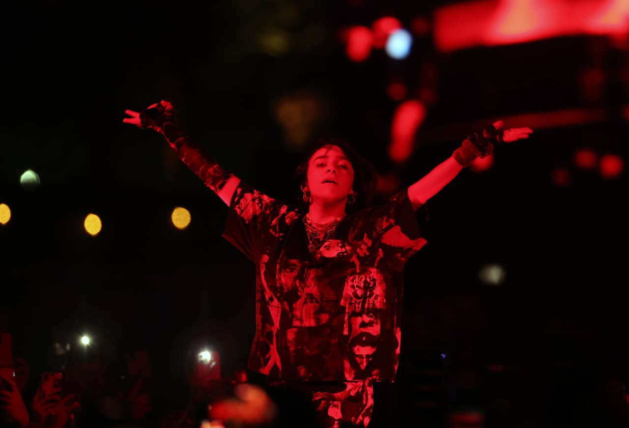 Billie Eilish sufrió un caída en el segundo fin de semana de Coachella 2022.