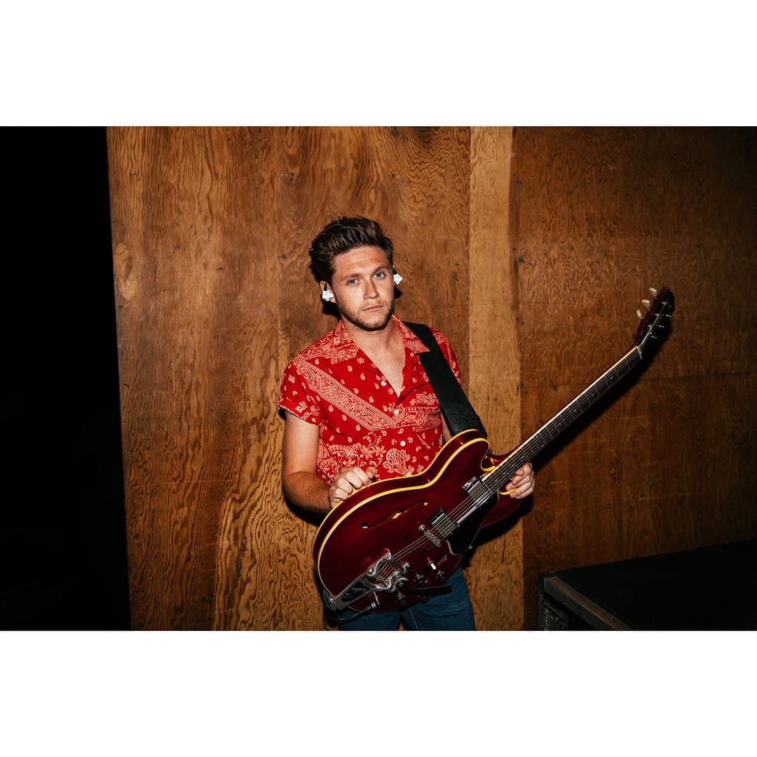 El músico suele utilizar una guitarra Gibson color cereza.