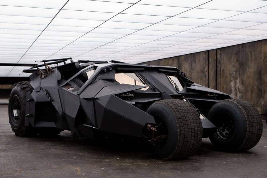 Uno de los batimóviles más recordados por los fans de las películas fue el que apareció durante la trilogía de Christopher Nolan. Éste parece mucho más digno de soportar una dura batalla y tenía el arsenal de fuego para vencer a cualquier enemigo; además, contaba con una motocicleta incluida.