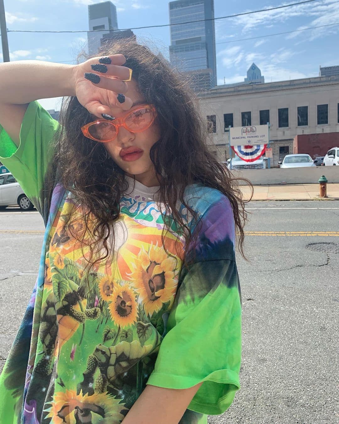 Entre el 2018 y el 2019, éxitos como “Pienso en tu mirá”, “Bagdad” y “Malamente” se convertían en hits internacionales, la música de Rosalía comenzó a experimentar más con ritmos como el trap, hip-hop y reguetón, por lo que los vestidos de lunares fueron desapareciendo entre sus looks y las t-shirts, riñoneras y gorras comenzaron a definir un poco más su estilo.