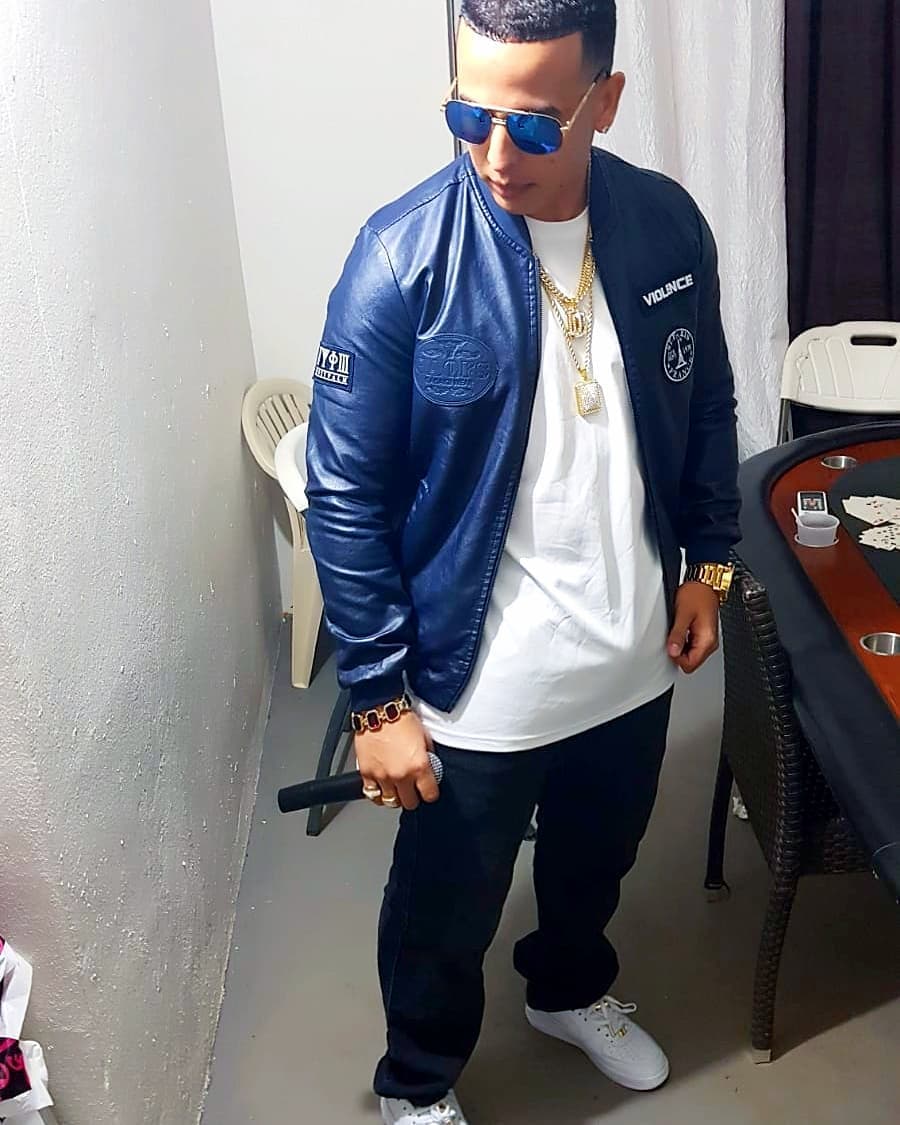 Su nombre es Ghandi Regalado, pero es mejor conocido como el doble de Daddy Yankee gracias a su parecido con el cantante.