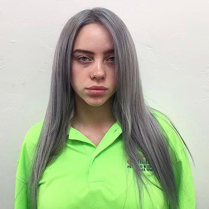 Su cabello también tuvo una etapa en tonos grises. Con un partido en medio y sin un corte de cabello elaborado, Billie usaba su larga melena para contrastar con los colores de su ropa.