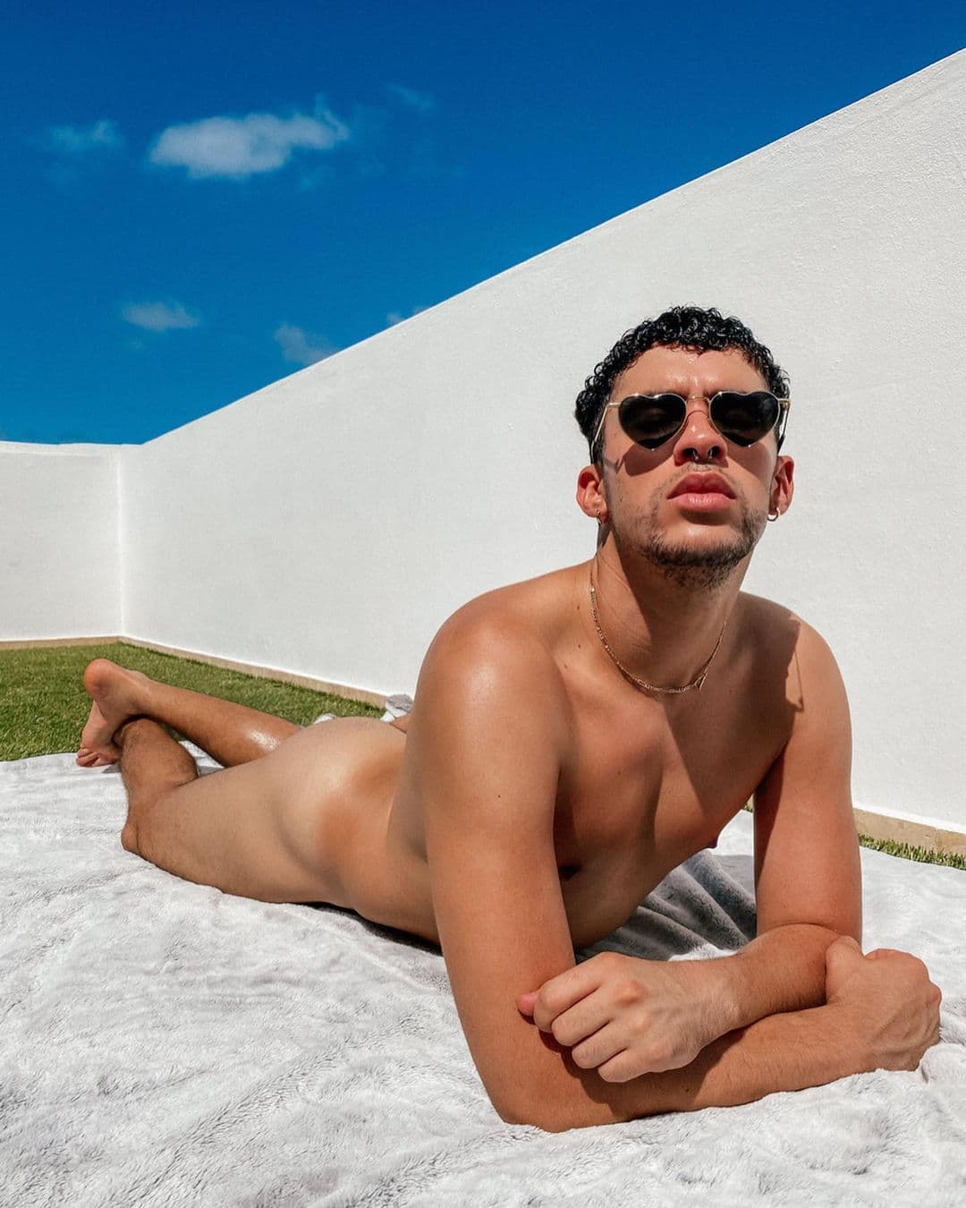 Bad Bunny publicó una serie de fotografías tomando el sol, sin ropa, sacando un suspiro a todes sus fans.