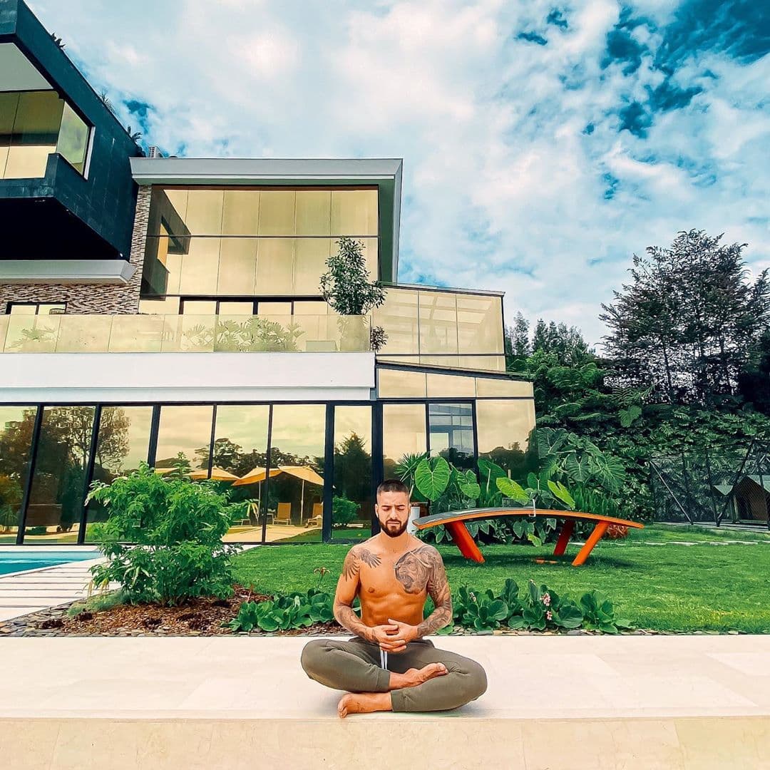 Actualmente, Maluma está pasando el encierro en su casa, donde tiene tanto espacio que puede hacer meditaciones y yoga al aire libre, rodeado de un hermoso jardín con todo y alberca.