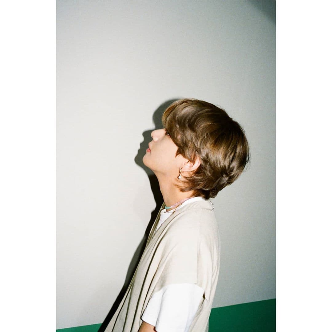 “Debido al COVID-19, personas de todo el mundo han pasado por tiempos difíciles y queríamos compartir algo de energía positiva con nuestros seguidores”, explicaron a través de un video en el que aparecieron RM, Jimin, J-Hope, Suga, Jin, V y Jungkook.