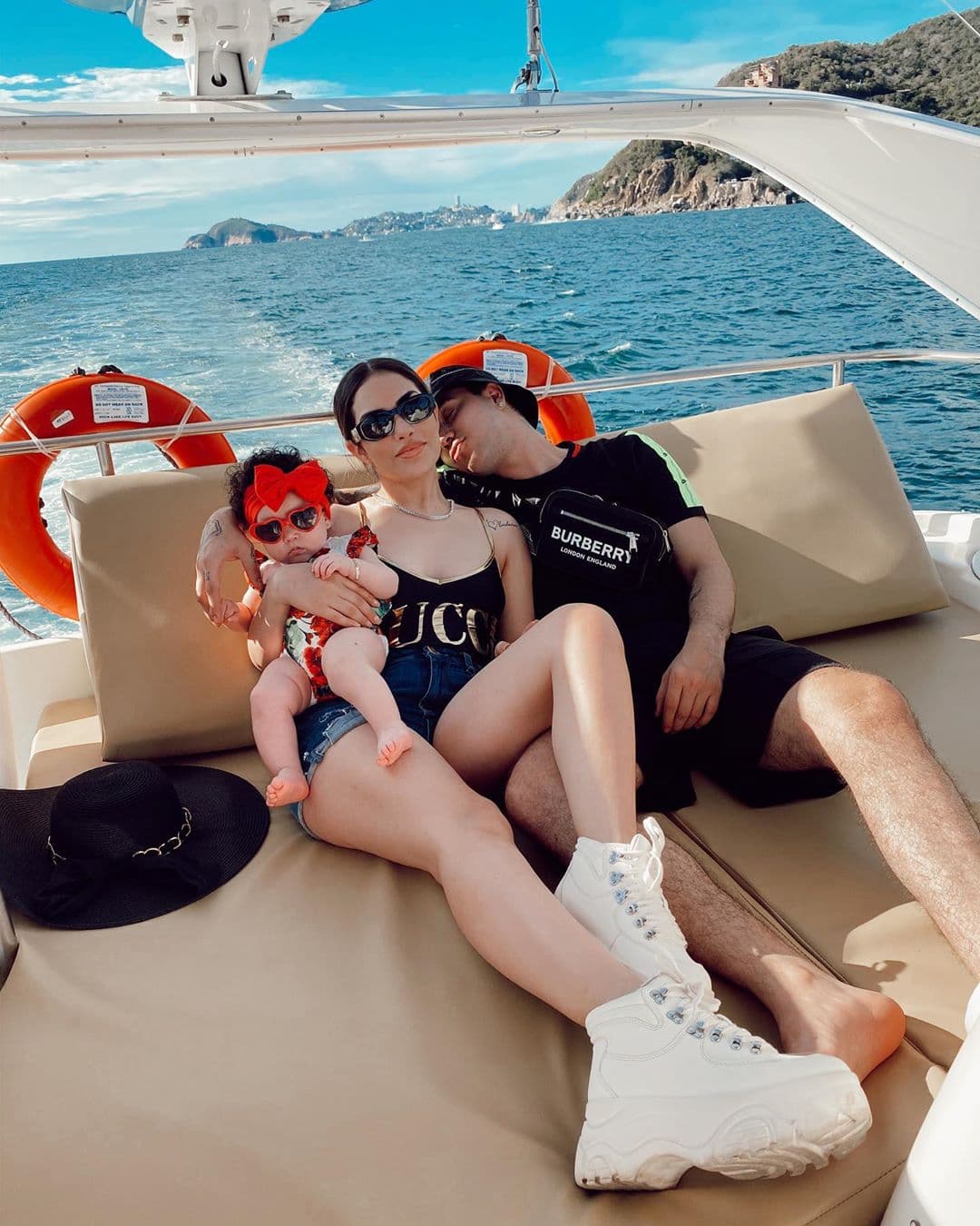 La pareja suele compartir imágenes de su vida diaria en redes sociales, pero es también ahí donde se desataron las decenas de críticas por los videos e información que este fin de semana emergieron como parte de una serie de acusaciones en contra del cantante.