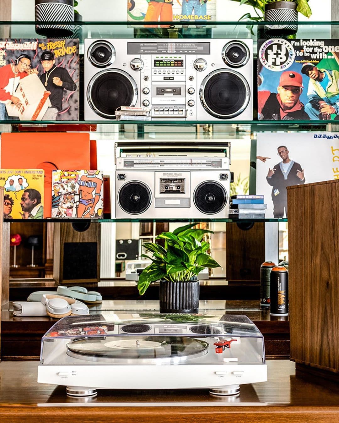 Está disponible solo durante una noche y para dos personas a la vez, tienes que residir en la ciudad de Los Ángeles y, por medidas de seguridad por el coronavirus, también deben ser personas que ya vivan juntas por las reglas de distanciamiento.
<br>