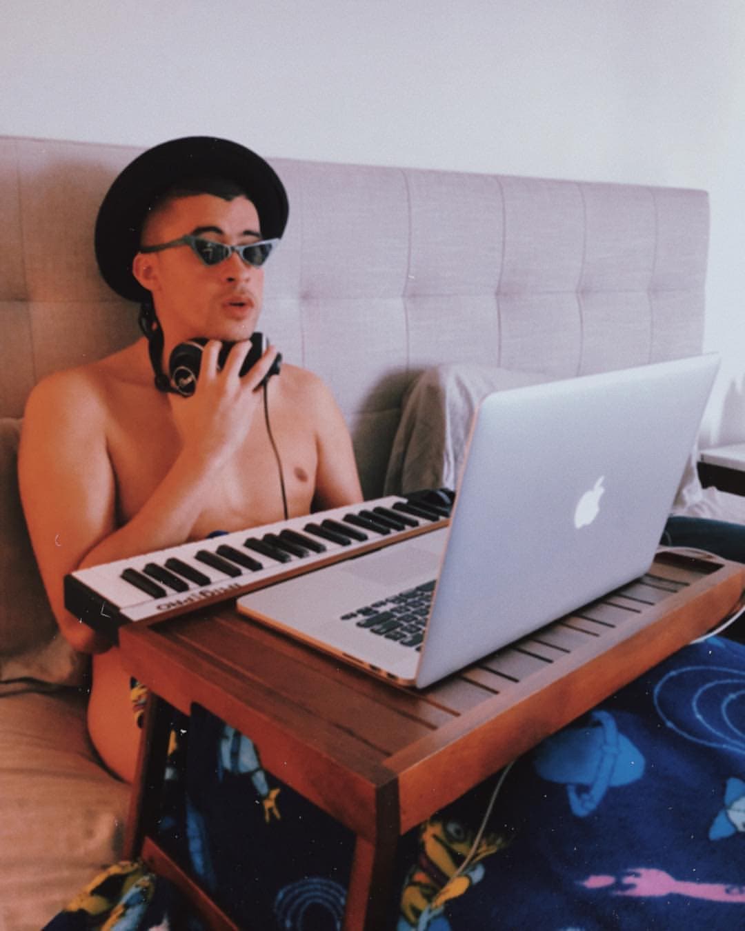 Si bien nunca lució lejos de estar sano o con sobrepeso, el cantante sí tenía un cuerpo como cualquier mortal. Sin embargo poco a poco fuimos viendo cómo es que su delgadez se transformó en un músculos bien formados.