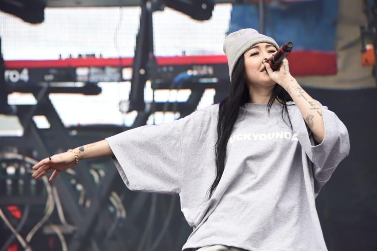Noah Cyrus, se presentó por primera vez en nuestro país. La cantante abrió su set con "Make me (Cry)".