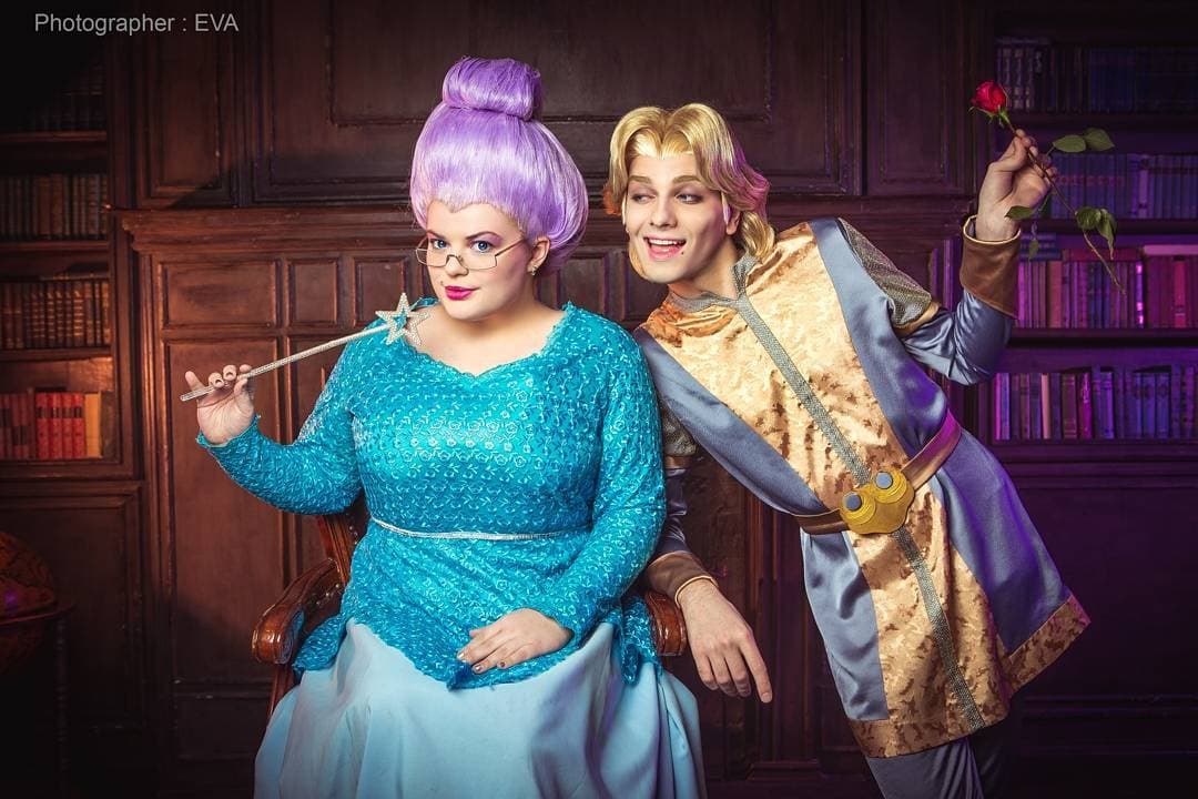 No importa cuantos años pasen, ni la época del año... siempre es buen momento para hacer cosplay de los personajes de las películas de 'Shrek'. Esta Hada Madrina al lado del Príncipe Encantador quedaron *besito de chef* perfectos.