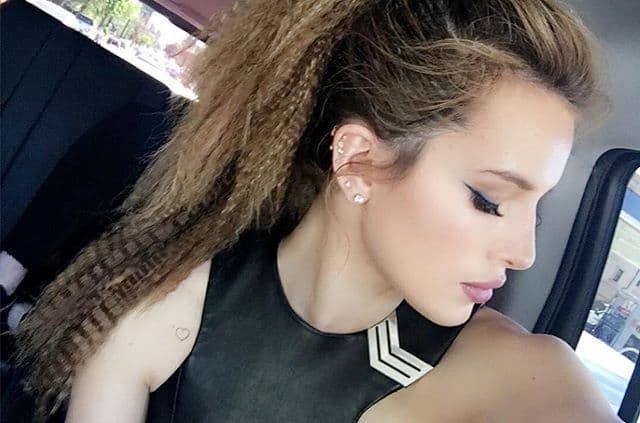 Desde finales de 2017, y todavía a la fecha, famosas como Bella Thorne, Ariana Grande y Gigi Hadid han rescatado esta divertida tendencia con aires de principios de los 2000.